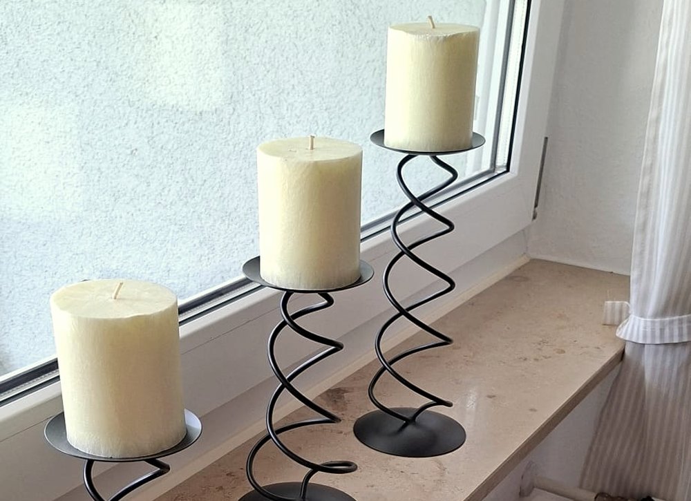 Kerzen am Fenster im Raum, in dem die Anwendungen stattfinden